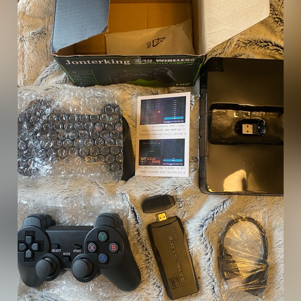 Game Stick Lite 4K Console with 2 Black Controllers - Picture 3 of 3